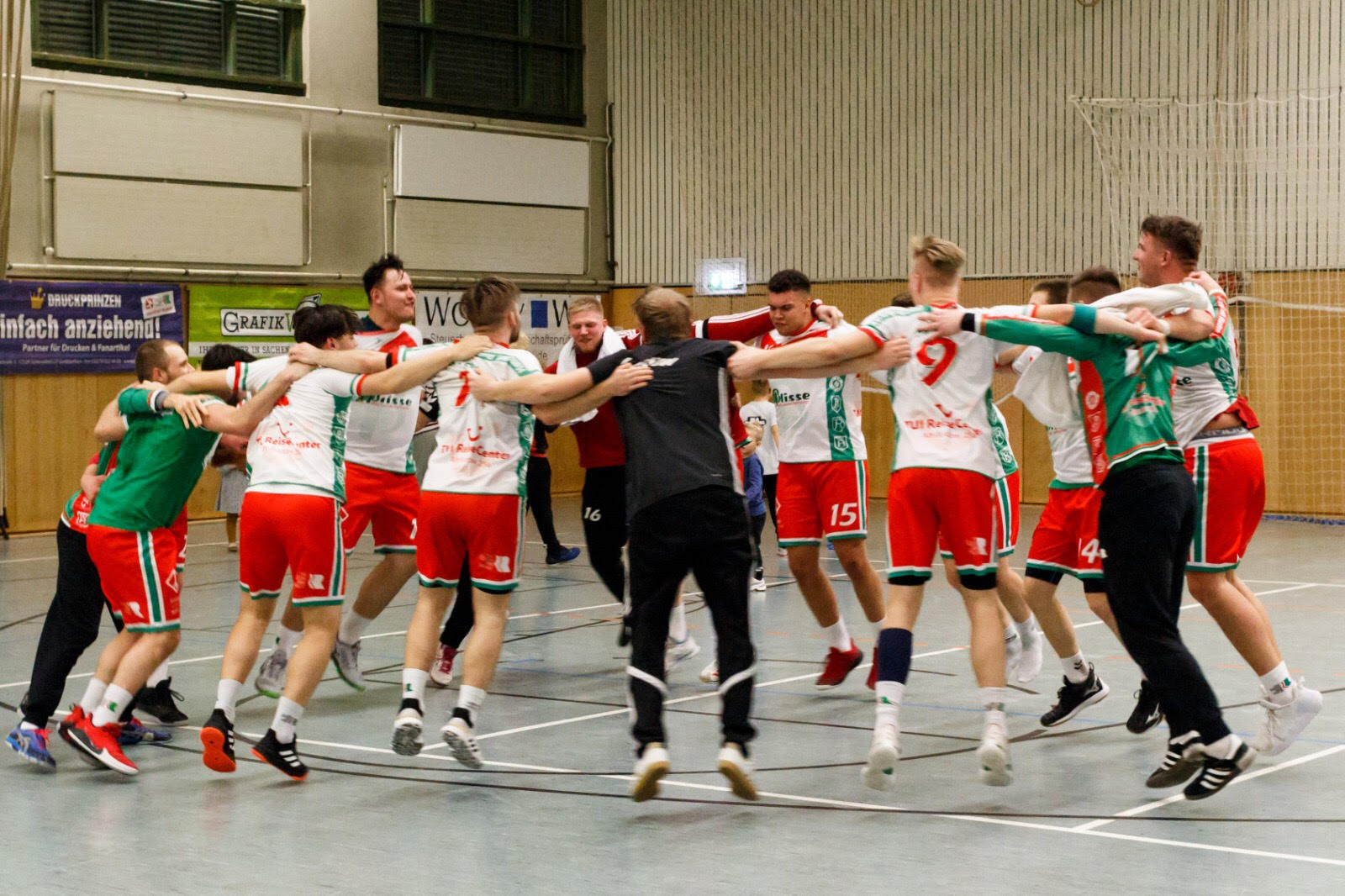 1. Männer ziehen ins Final-Four ein / HVB stellt Spielbetrieb ein