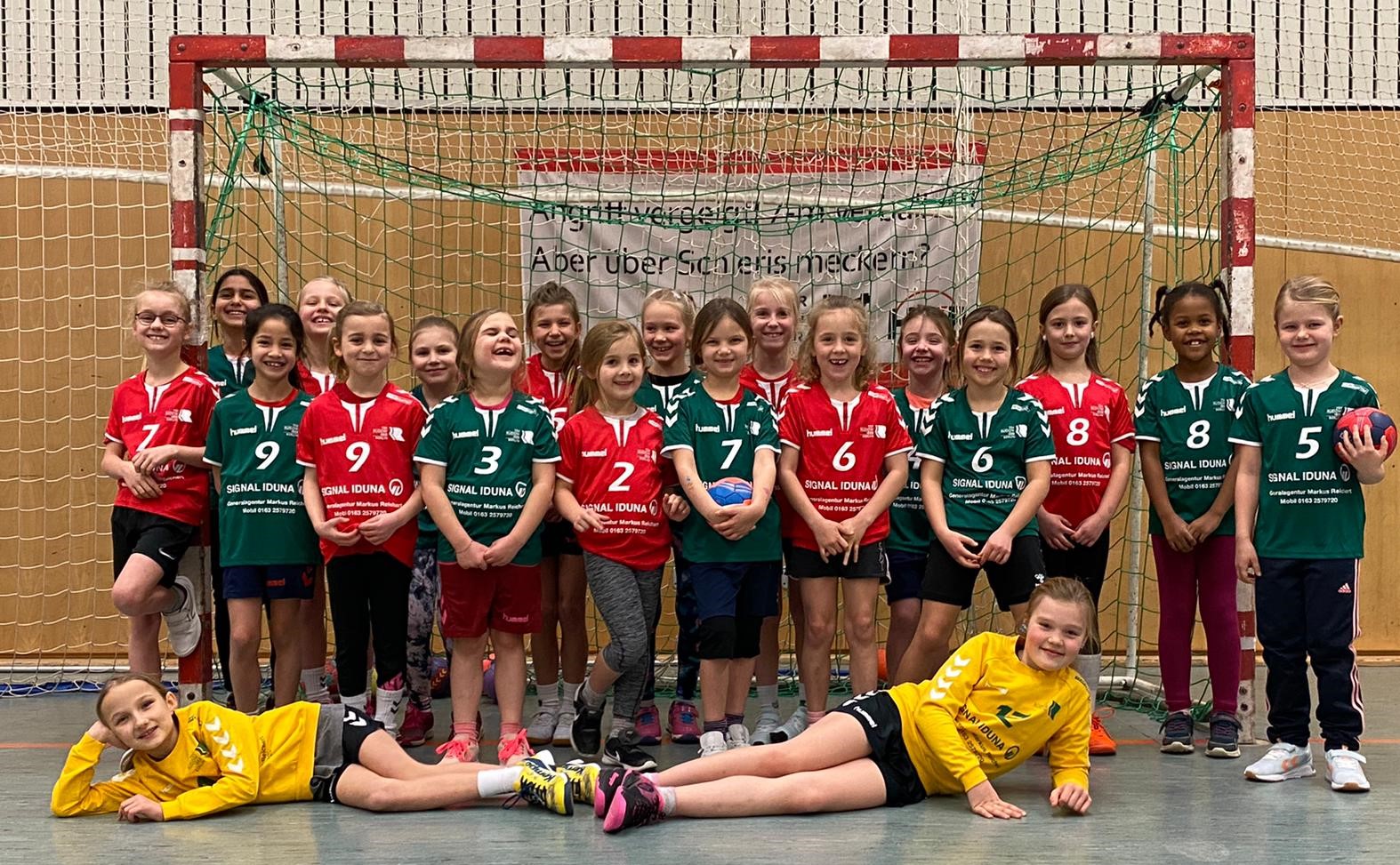Die weiblichen Handball-Minis mit neuen Trikots