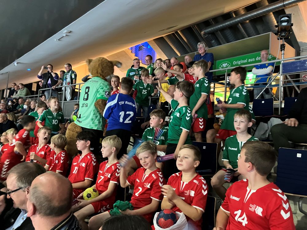 mE als Einlaufkinder – Grün-Weiß-Rote-Invasion im Fuchsbau